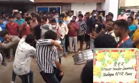 Kadapa: ట్రిపుల్ ఆర్ ట్రైలర్ పై అంబరాన్నంటిన ఫ్యాన్స్ సంబరాలు | Fans Celebrating the RRR Movie ...