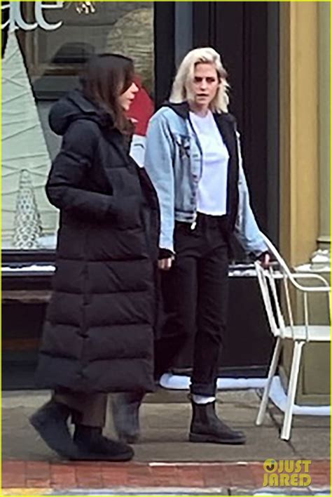 Kristen Stewart Has A Short Platinum Bob on 'Happiest Season' Set ...