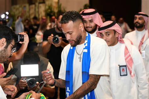 Neymar lands in Saudi Arabia ahead of unveiling ceremony - Pakistan ...