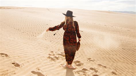 Desert Safari Attire: What to Wear in Desert Safari Tour