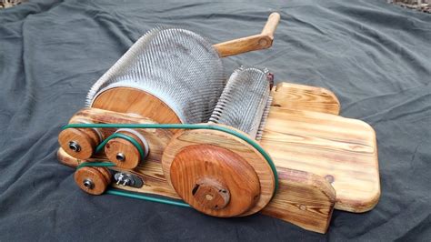 Hand-Made Drum Carder Gets Wool Ready For Spinning | Hackaday