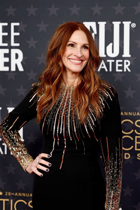 Julia Roberts Debuts Spiced Copper Hair at the Critics Choice Awards ...