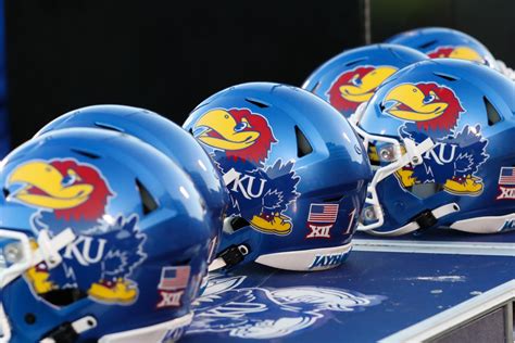 Football World Shocked By Kansas' Comeback Tonight - The Spun