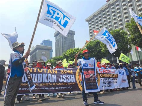 Gelar Demo Akbar, Ribuan Buruh Kepung Gedung ILO Thamrin