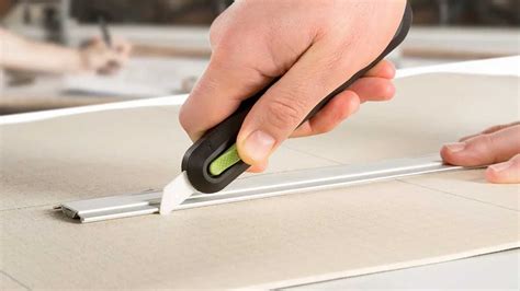 Main benefits of using an auto-retractable utility knife for DIY