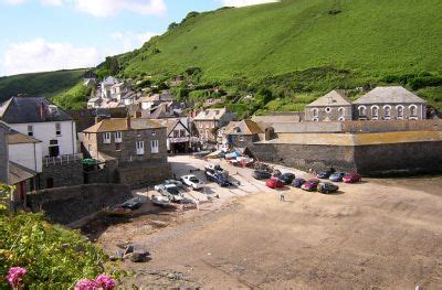 Port Isaac Harbour front, low tide | Cornwall Guide Images