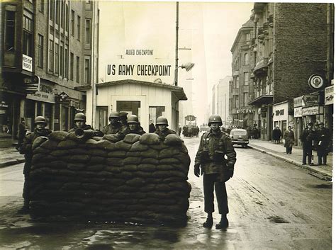 Checkpoint Charlie, Berlin, Germany | Berliner mauer, Geschichte, Tor zur welt