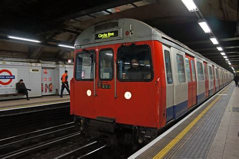 London Underground Circle Line | Oliver Pickett | Flickr