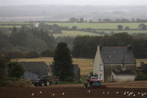 Dutch government angers farmers with new emission goals | PBS News