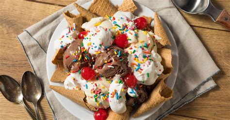 20 Best Ice Cream Sundaes to Treat Yourself With - Insanely Good