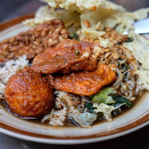 10 Nasi Pecel Rawon Terenak di Surabaya, Rasanya Sensasional!