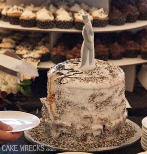 The 18 Worst Wedding Cake Fails Ever Made Are Straight Out From A Bride's Nightmare, Especially #6!