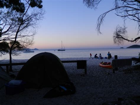 Camping on the Whitsundays, Australia/Camper sur une île australienne