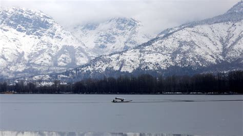 15 mesmerizing photos capture Kashmir's first snowfall of the season ...