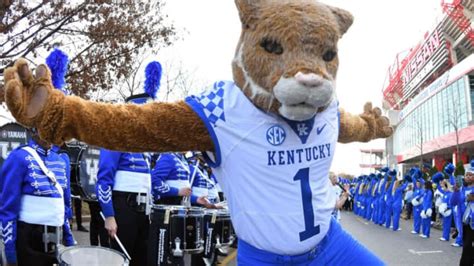 Kentucky football: reviewing the history of the Wildcats vs. Ole Miss