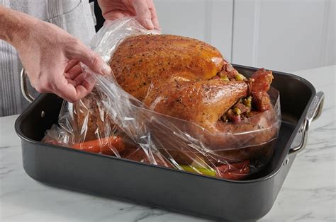 How to Cook a Turkey in an Oven Bag | Reynolds Brands