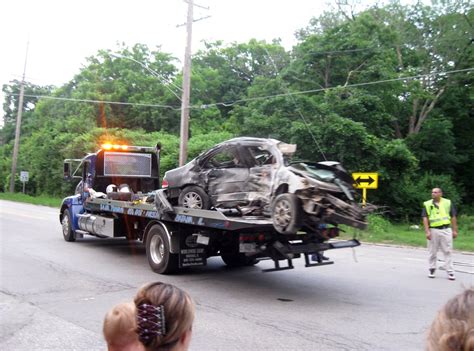 IL - Tow truck towing Wreck away | A car Crashed through a h… | Flickr