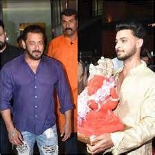 Aayush Sharma and Arpita Khan bid adieu to Bappa at the Ganpati ...