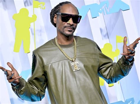 Snoop Dogg Snuggled With His Grandkids While Wearing Matching SKIMS PJs in Rare 3-Generation ...