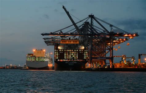 OOCL Felixstowe, being pushed onto Berth No.8 at the Port … | Flickr