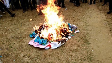 PDP Loyalists Burn Their Old Clothes As They Defect To APC In Rivers ...