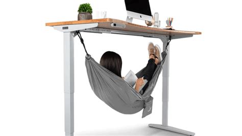 Ce hamac se fixe sous votre bureau pour une sieste au travail en toute discrétion