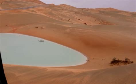 بالفيديو الصور.. صحراء الربع الخالي تتحول إلى بحير...