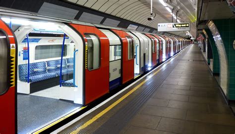 overyourhead: "The Next Train..." #VictoriaLine now run every 100 ...