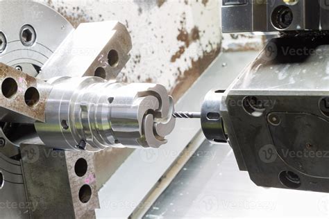 operator machining die casting machine parts 959133 Stock Photo at Vecteezy