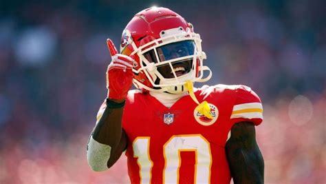 Chiefs' Tyreek Hill Makes Insane One-Handed Catch Over Team's Top ...