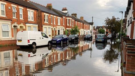 Bedford roads flooded after heavy downpour - BBC News