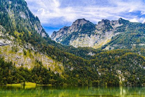 lago koenigssee com montanhas alpes, konigsee, parque nacional berchtesgaden, baviera, alemanha ...