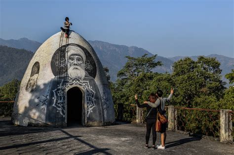 Rebuilding on the Beatles, an Ashram in India Hopes for Revival - The New York Times