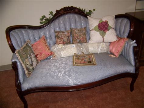 ANTIQUE VICTORIAN STYLE SOFA