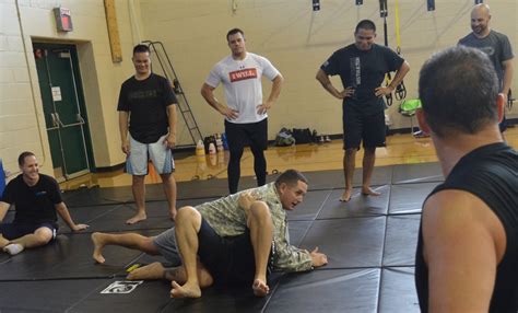 Tripler NCOs train federal marshals in Army style (Combatives) | Article | The United States Army