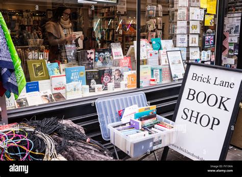 Bookcase full of books hi-res stock photography and images - Alamy