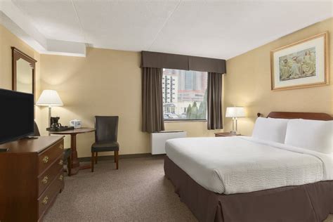 Days Inn by Wyndham Fallsview | Niagara Falls, ON Hotels