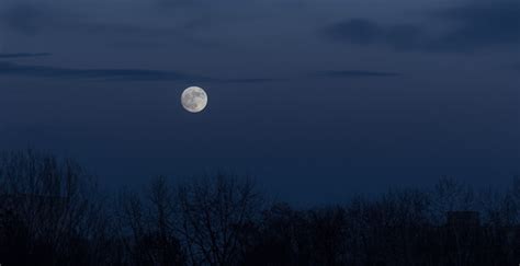 Free Photo | Full moon in the dark sky during moonrise