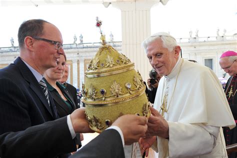 New Liturgical Movement: Papal Tiara Commissioned and Gifted to Benedict XVI