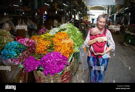 Countless colorful bouquets and many flower arrangements in the Bangkok ...