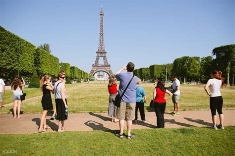 Visit the Eiffel Tower, the Alexander III Bridge, and More in This Paris Classic Walking Tour