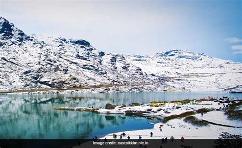 Hundreds Of Tourists Stuck Near Changu Lake In Sikkim Amid Heavy Snowfall