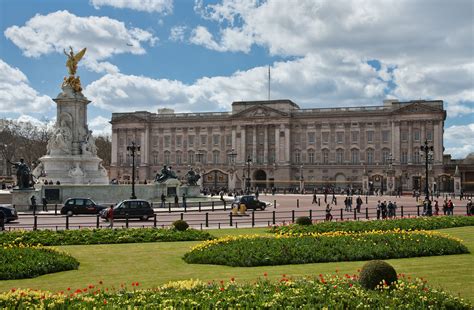 File:Buckingham Palace, London - April 2009.jpg - Wikipedia