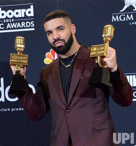 Photo: Drake wins Top Artist, Top Male Artist and Top Billboard 200 ...