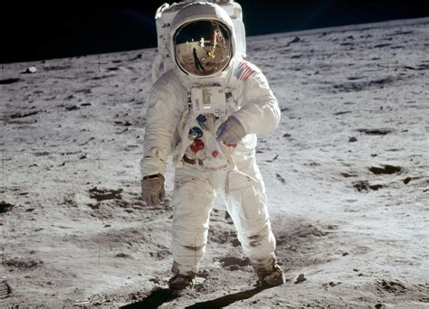 Buzz Aldrin launches campaign for sharing moon-landing tales - CNET