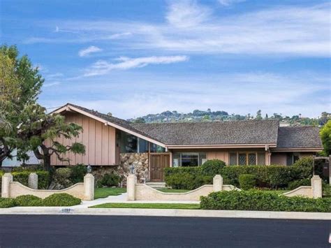 You can now live in 'The Brady Bunch' house for nearly $2 million - ABC News