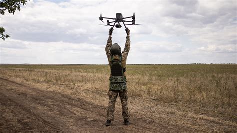 Ukraine Urges Russian Soldiers to Surrender to Drones - The New York Times