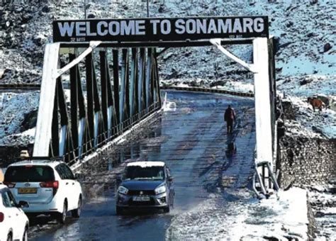 Snowfall brings cheer to tourists in Sonamarg - Greater Kashmir