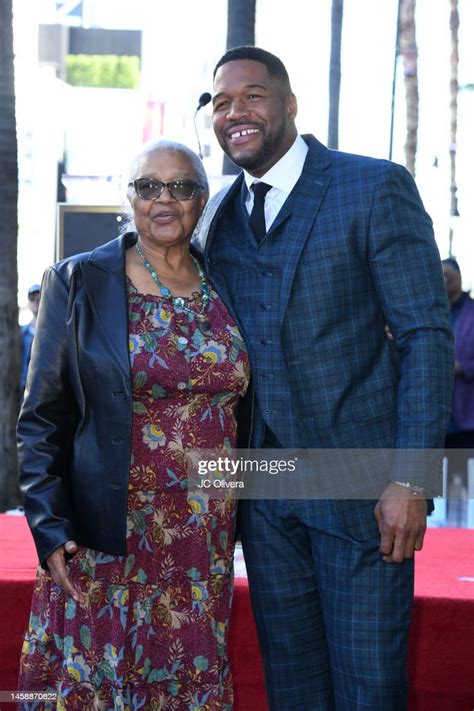 Michael Strahan and his mother Louise Strahan attend The Hollywood ...