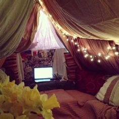 blanket fort ^_^ Bed Fort, Uni Bedroom, Apartment Bedrooms, Attic Bedrooms